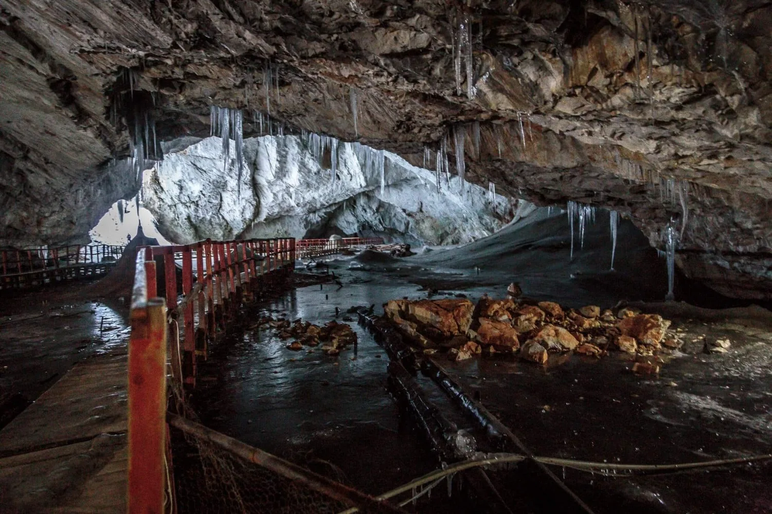 Intrarea în Ghețarul Scărișoara — puț natural de 48 m adâncime