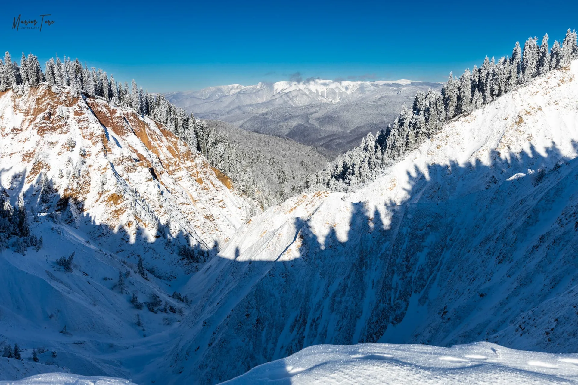 Traseu Groapa Ruginoasă — peisaj geologic spectaculos