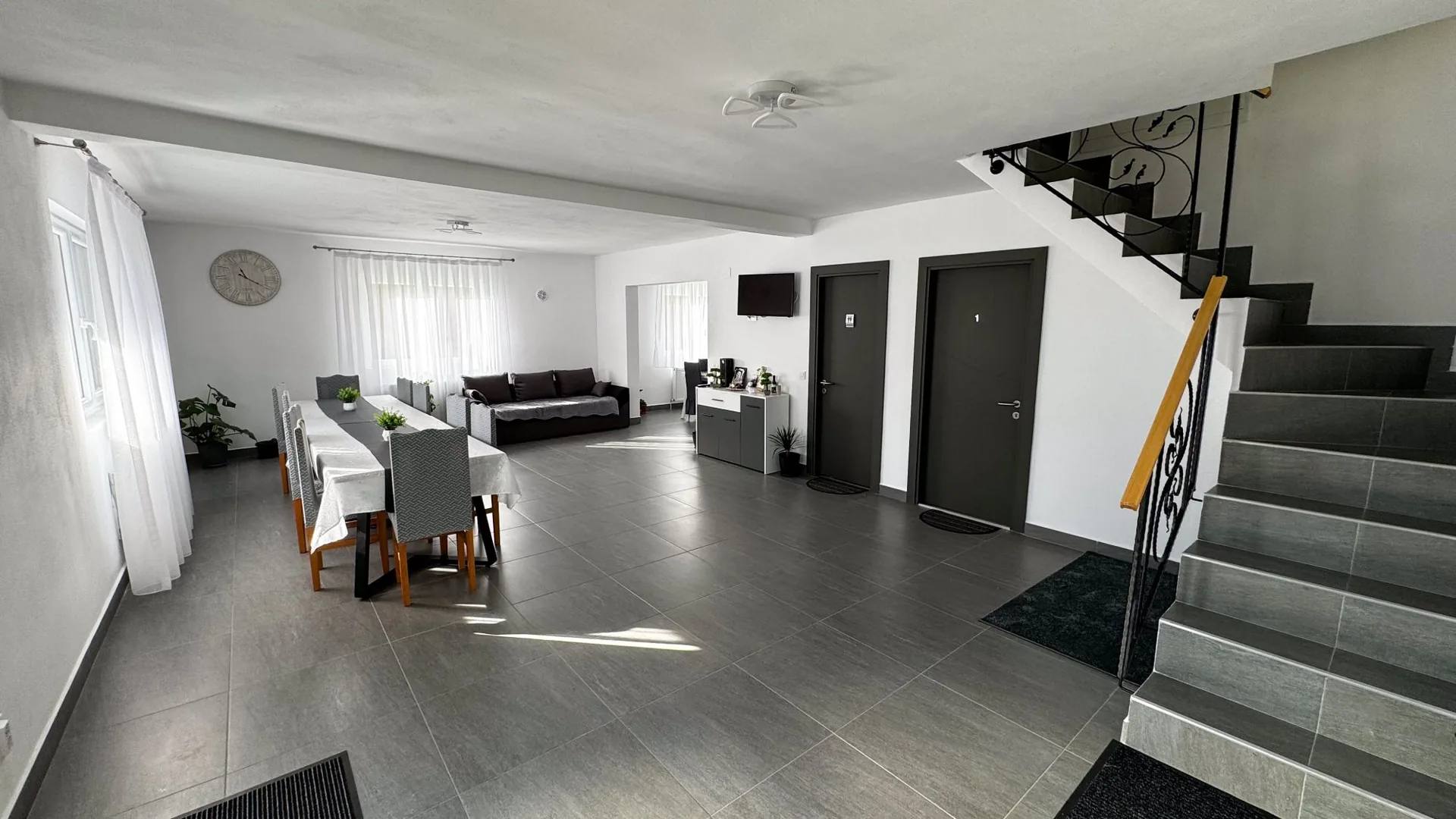 Living spațios — atmosferă rustică